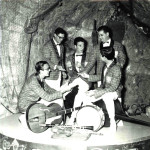 Filippo, in alto a destra, scherza con la sua band. Foto scattata a "La Lanterna Verde", 1955.