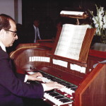 Filippo suona l'organo. Foto scattata nella Chiesa di Santo Stefano di Capri.